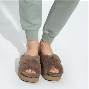 UGG Fuzz Sugar Cross Slide Slippers Wool Brown Tan Size 7 Fuzzy Sandals Platform
